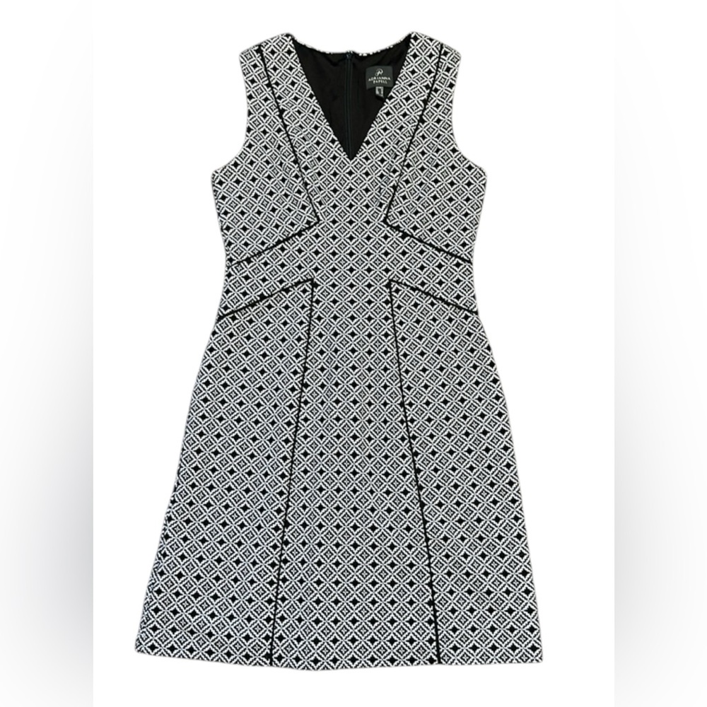Adrianna Papell V‎ Neck Sleeveless Dress in white and black geometric pattern. 8